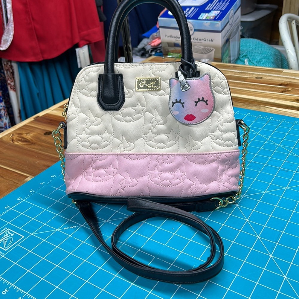 NWOT BETSEY JOHNSON LUV BETSEY crossbody pink and cream quilted kitchen pattern - Picture 3 of 14
